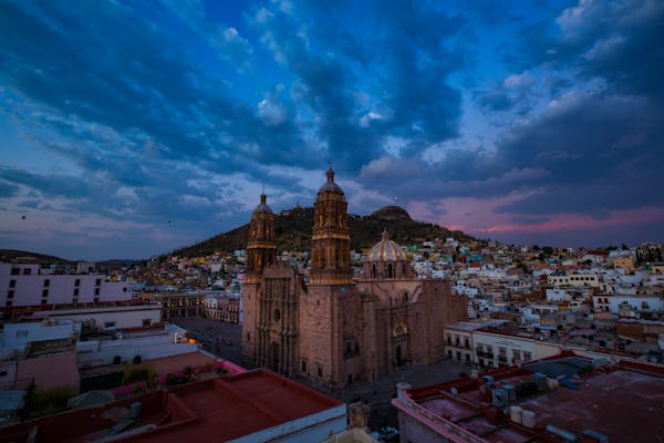 En Zacatecas puedes explorar minas, visitar museos, disfrutar su arquitectura colonial, subir al teleférico y probar deliciosa gastronomía local.